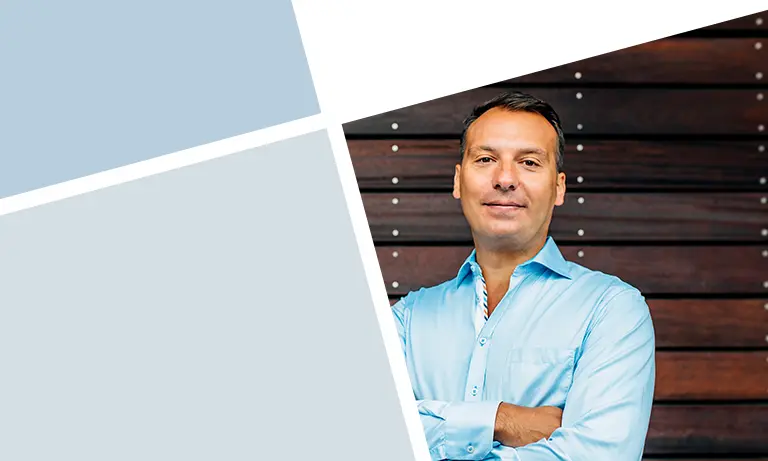 Portrait von Dr. Giannakos, Gründer von OMOCURA und Spezialist für Schulterchirurgie.