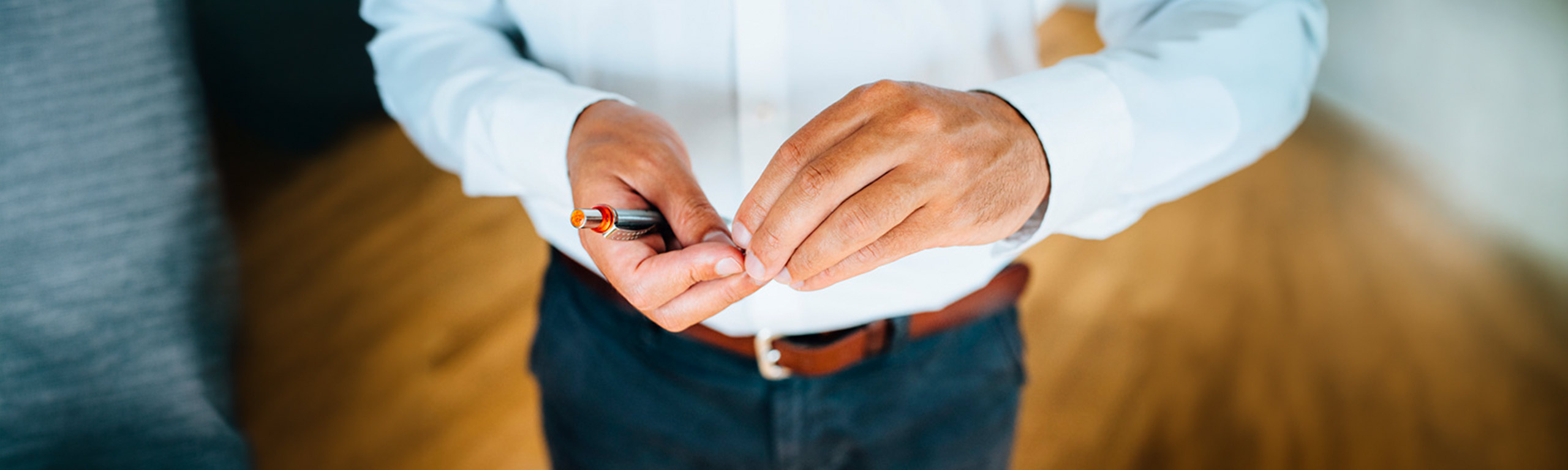 Arzt bereitet eine medizinische Behandlung im Bereich Schulterchirurgie in der OMOCURA Praxis vor.